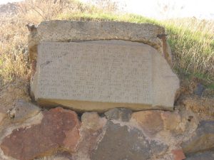 Tahle kamenná deska je z roku 782 př. n. l. a pokud neumíte urartejsky, nabízím zkrácený překlad: "Já, král Argišti, postavil jsem toto město pro slávu země Biaini a pro strach svých nepřátel."
