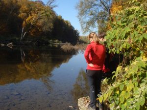 Krásný podzimní víkend a průzkum štěrkonosného koryta řeky Bečvy. Výskyt dřevní hmoty v korytě byl však omezený.