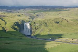 Skógafoss je jedním z největších (60 metrů vysoký a 25 metrů široký) vodopádů na Islandu, napájí jej řeka Skógá, vzdušnou čarou cca 12 km od sopky Eyjafjallajökull (červenec 2010).