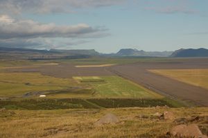 Islandská dálnice/cesta č. 1 obepínající celý ostrovní stát, vzdušnou čarou cca 13 km od sopky Eyjafjallajökull (červenec 2010).
