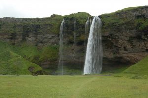 Seljalandsfoss, jeden z nejznámějších vodopádů na Islandu nacházející se nedaleko pobřeží na jihu ostrova, vzdušnou čarou cca 17 km od sopky Eyjafjallajökull (červenec 2010).