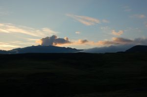Pohled na sopku Eyjafjallajökull, vzdušnou čarou cca 12 km od sopky Eyjafjallajökull (červenec 2010).