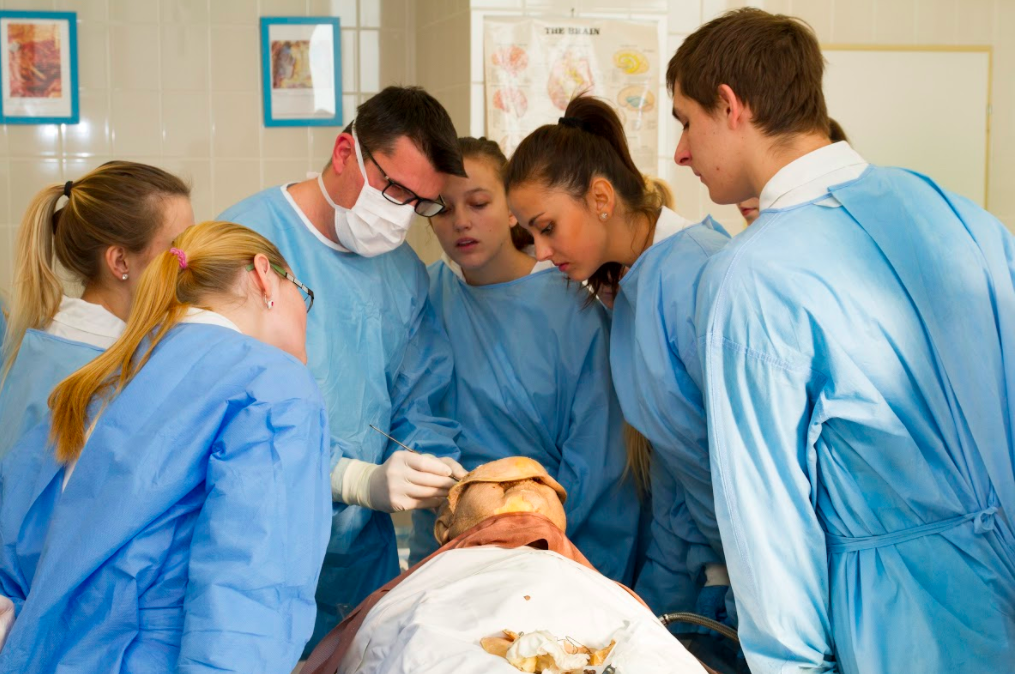 Mladí lékaři vyzývají ministra ke stažení novely