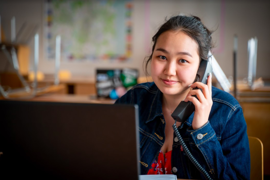 Dobrovolníci z Ostravské univerzity pomáhají seniorům na telefonu během koronavirové pandemie.