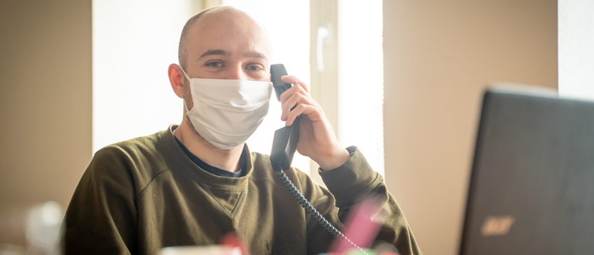 dobrovolnik na telefonu