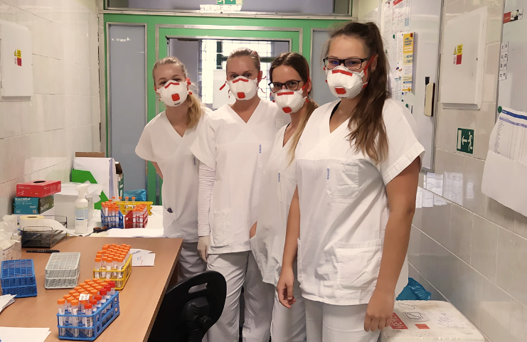Experimentální bioložky Přírodovědecké fakulty pomáhají v&nbsp;boji s&nbsp;koronavirem