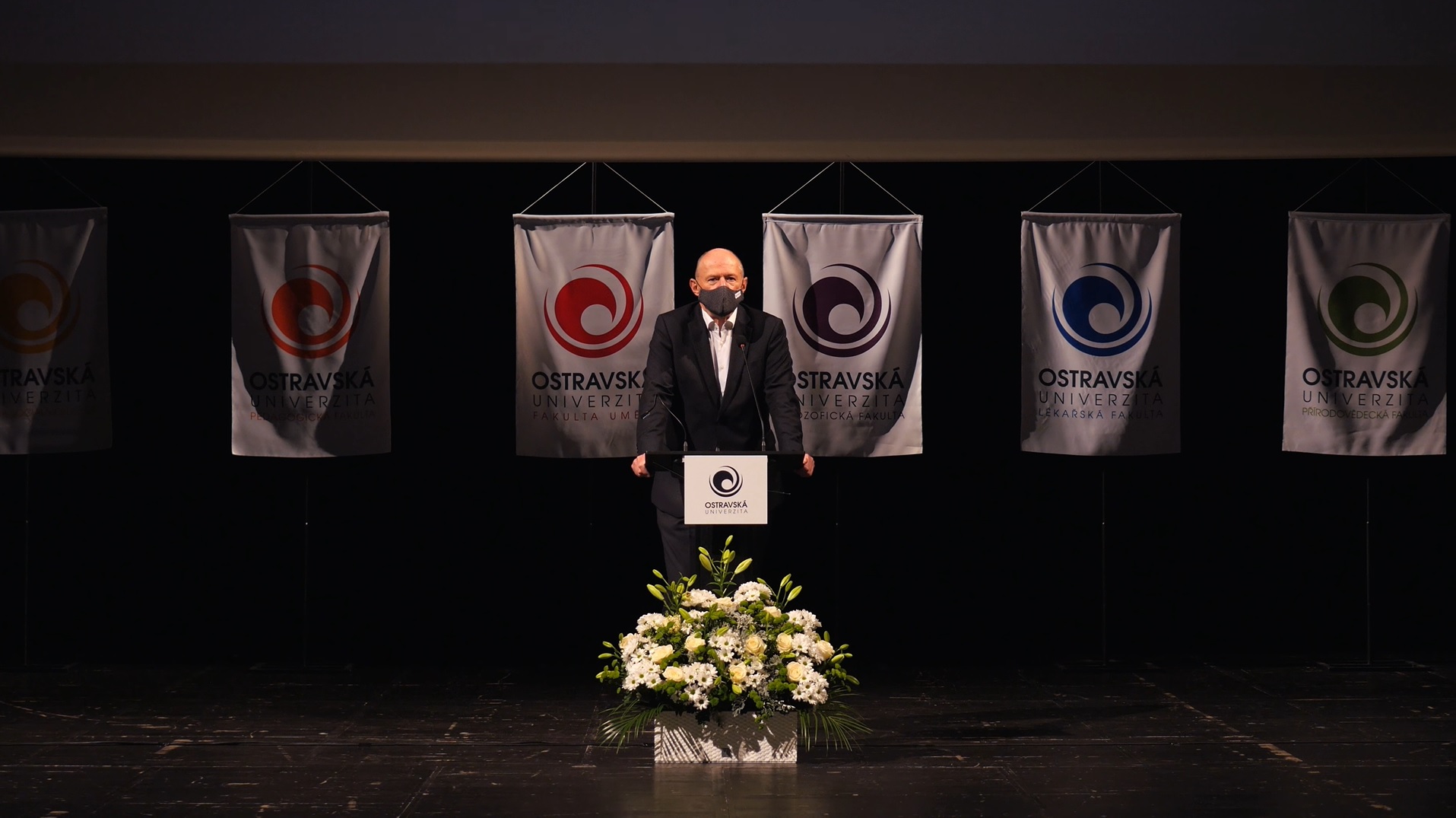 Akademici a&nbsp;studenti převzali ocenění v&nbsp;rouškách