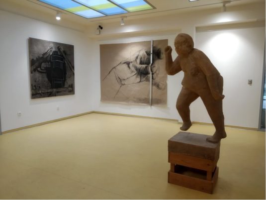 Figurama na Fakultě umění srovnává různé přístupy vysokoškolských studentů k&nbsp;figurální kresbě