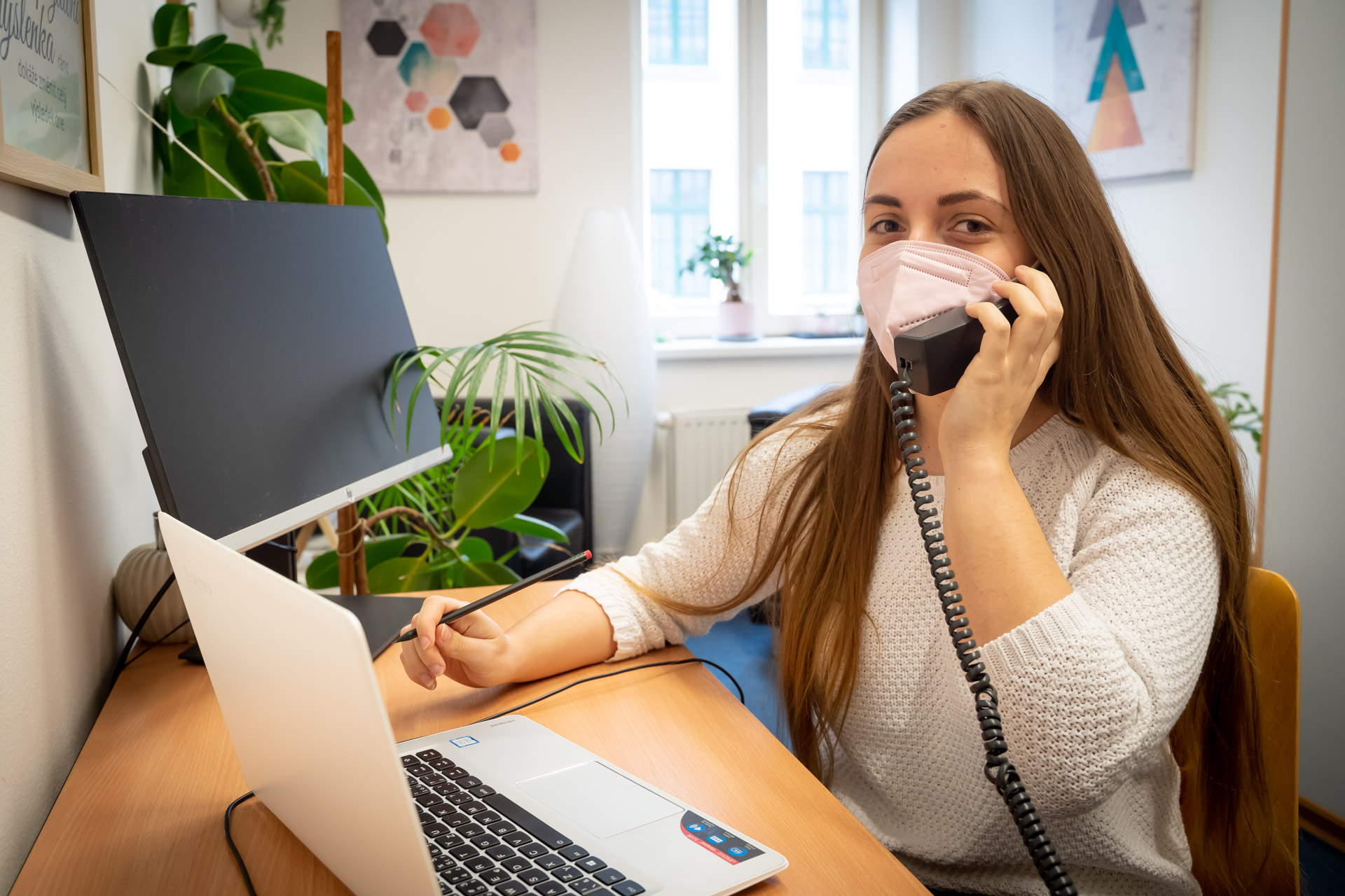 Dá se pomáhat i&nbsp;na dálku? Ano, díky našim dobrovolníkům na telefonu