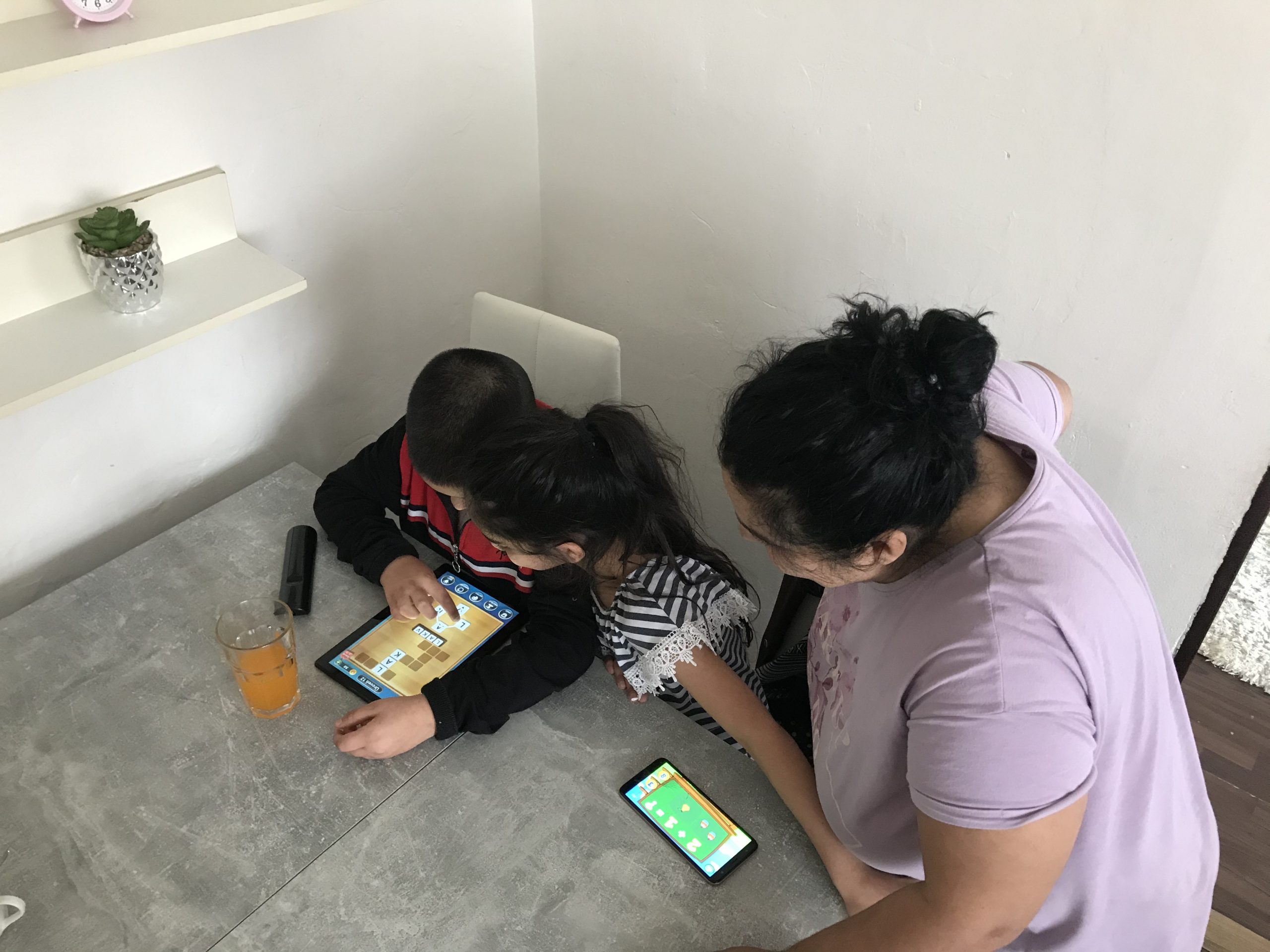 Experiment s&nbsp;tablety pomohl ohroženým dětem a&nbsp;osobám vyššího věku