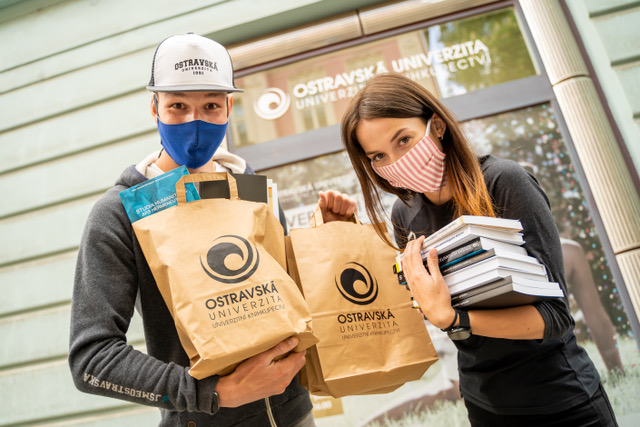 Začátek nové tradice? Předprázdninový výprodej Univerzitního knihkupectví.