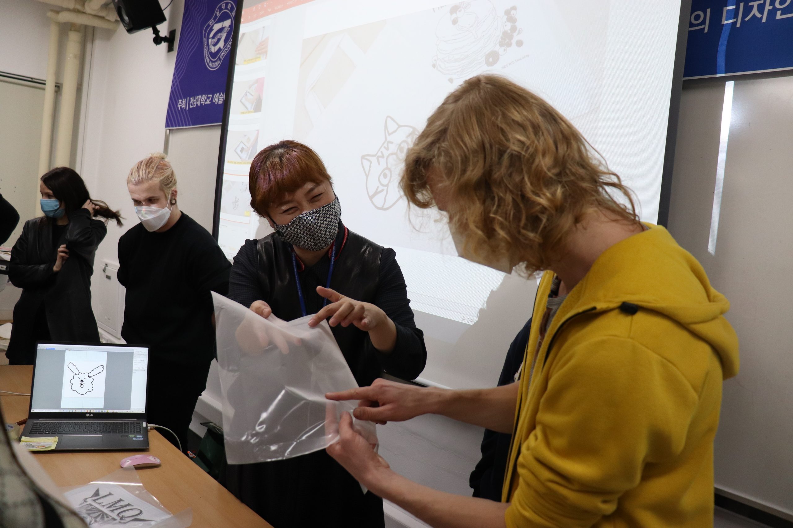 Výprava studentů Fakulty umění pracuje na projektu v&nbsp;Koreji