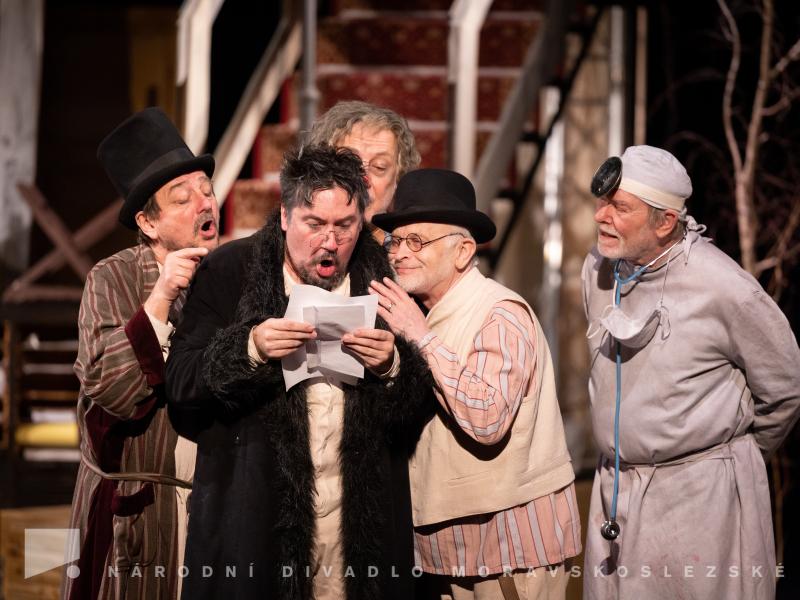 Revizor v&nbsp;NDM se nestydí diváky bavit