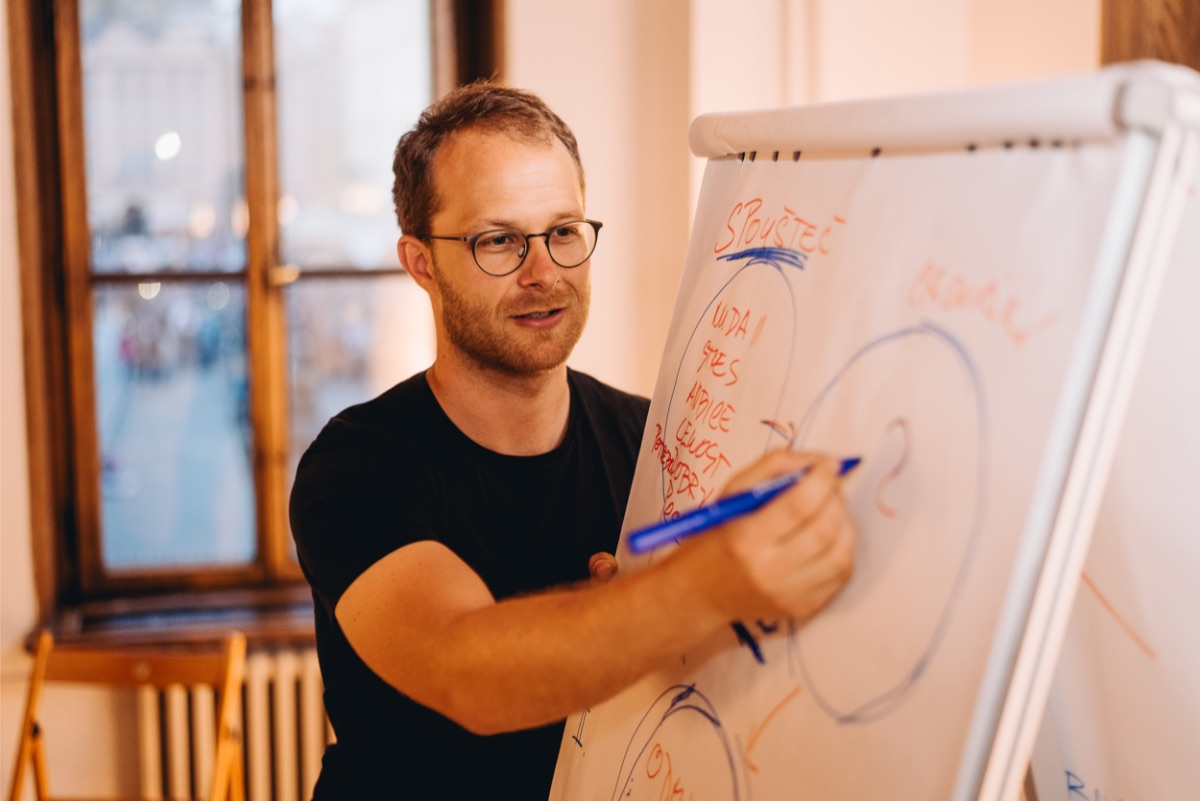 Lidé ovládající mindfulness lépe zvládají bolest, mají zvýšenou pozornost či&nbsp;lepší soustředění, říká lektor Michal Dvořák