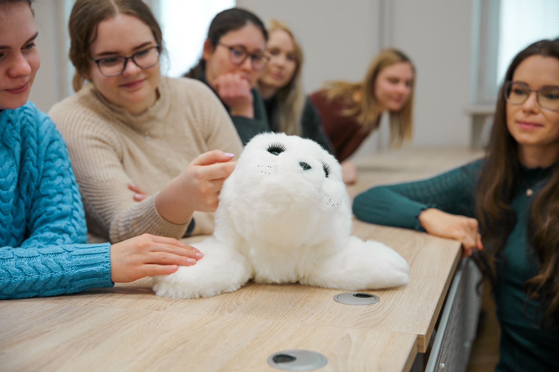 Blog: Sedm otázek o&nbsp;robotickém tulením mláděti PARO, které pomáhá v&nbsp;sociálních službách