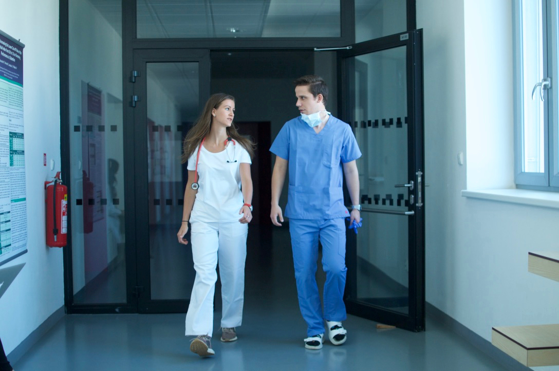 Alarmující průzkum: Třetina mediků řeší stres alkoholem, pětina mediček léky