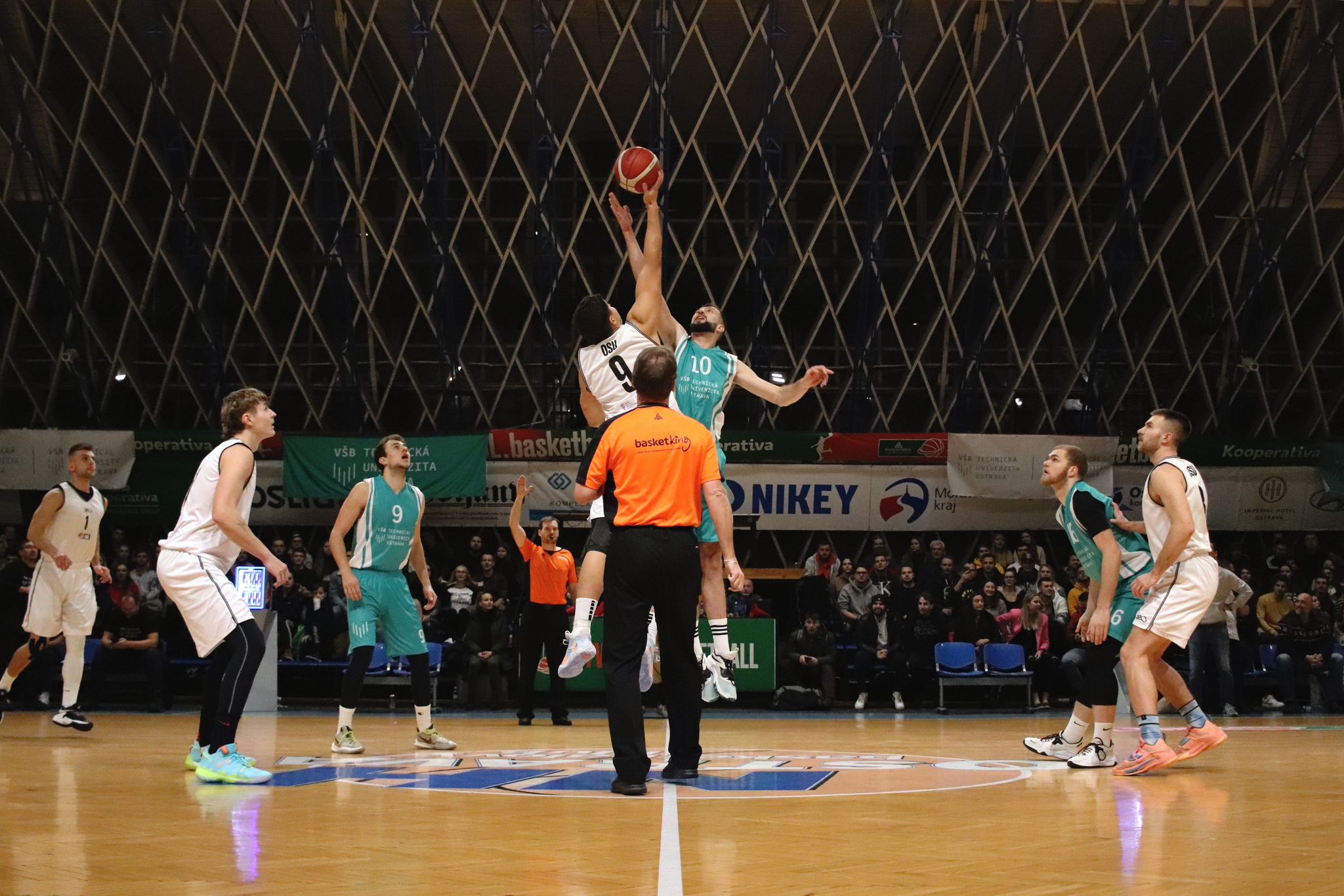 Univerzitní basketbalové derby je opět tady!