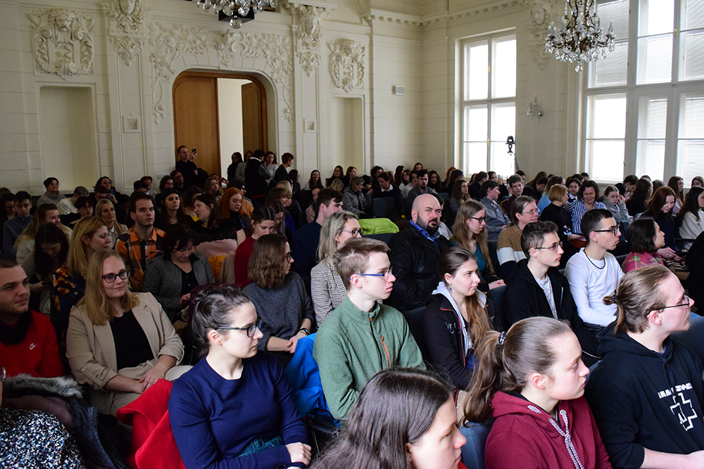 Den s&nbsp;překladem středoškoláky baví, důkazem je přeplněná aula