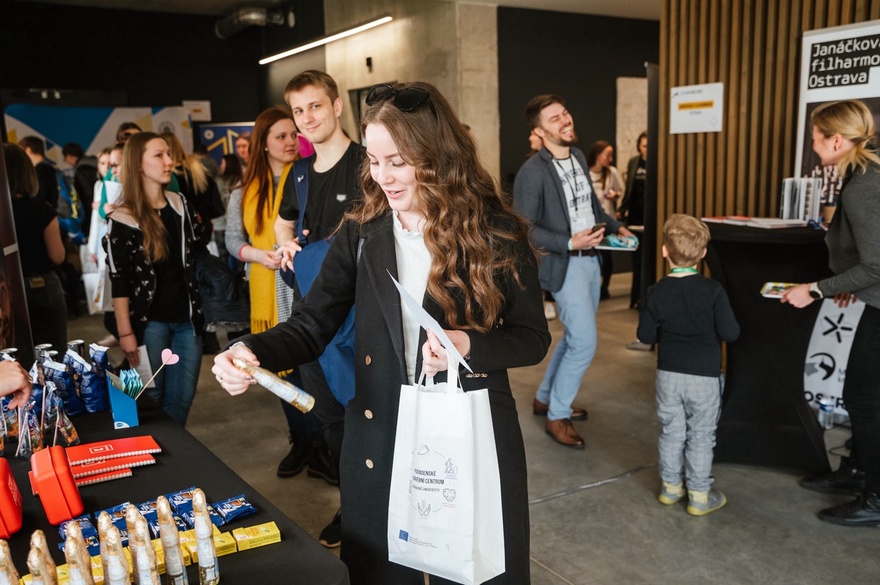 Festival Za kariérOU trhl rekord, dorazilo přes tisíc návštěvníků