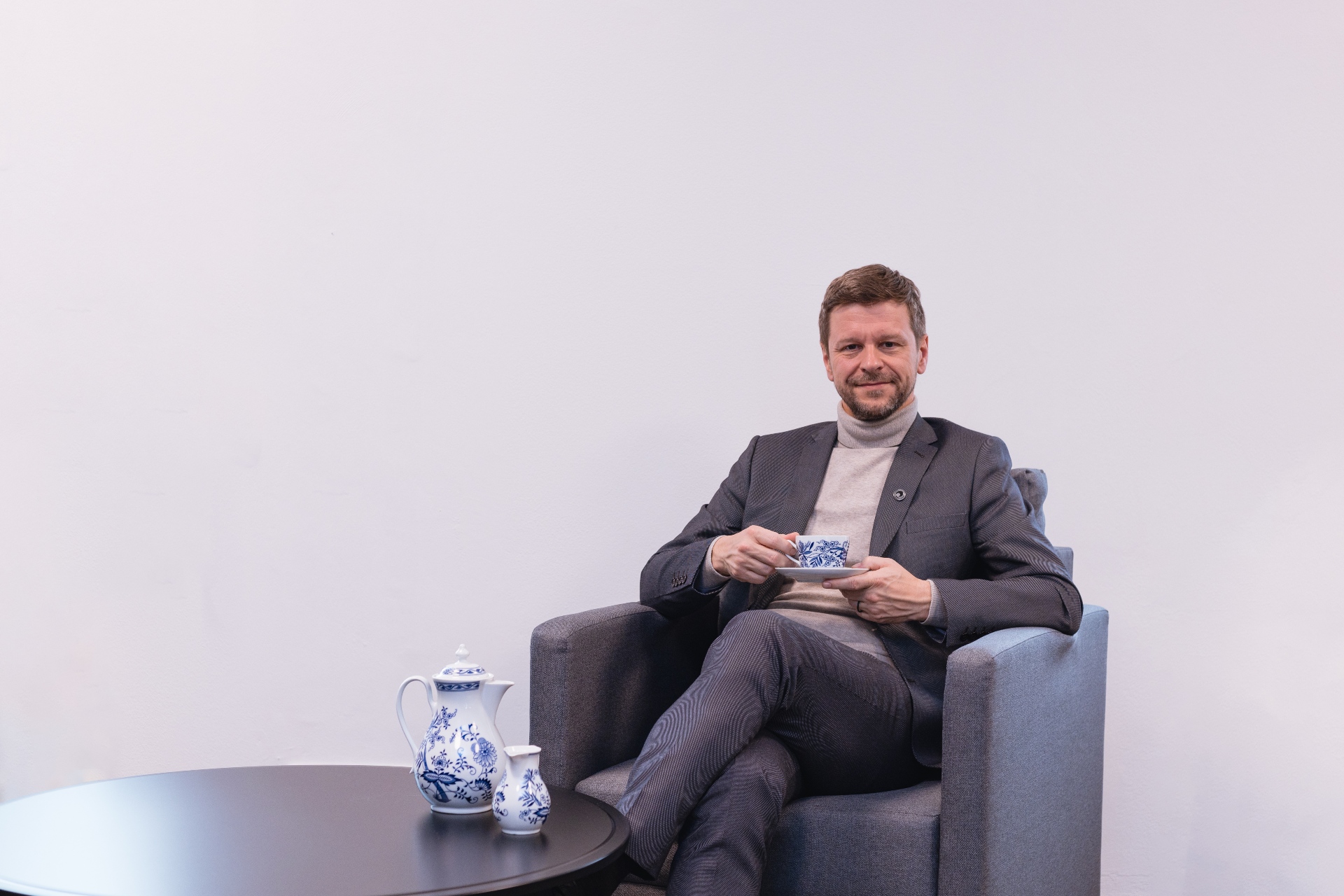 Dejte si Čaj o&nbsp;páté s&nbsp;rektorem Ostravské. Už v&nbsp;úterý 2.&nbsp;dubna proberte, co vás zajímá, nad lahodným šálkem čaje