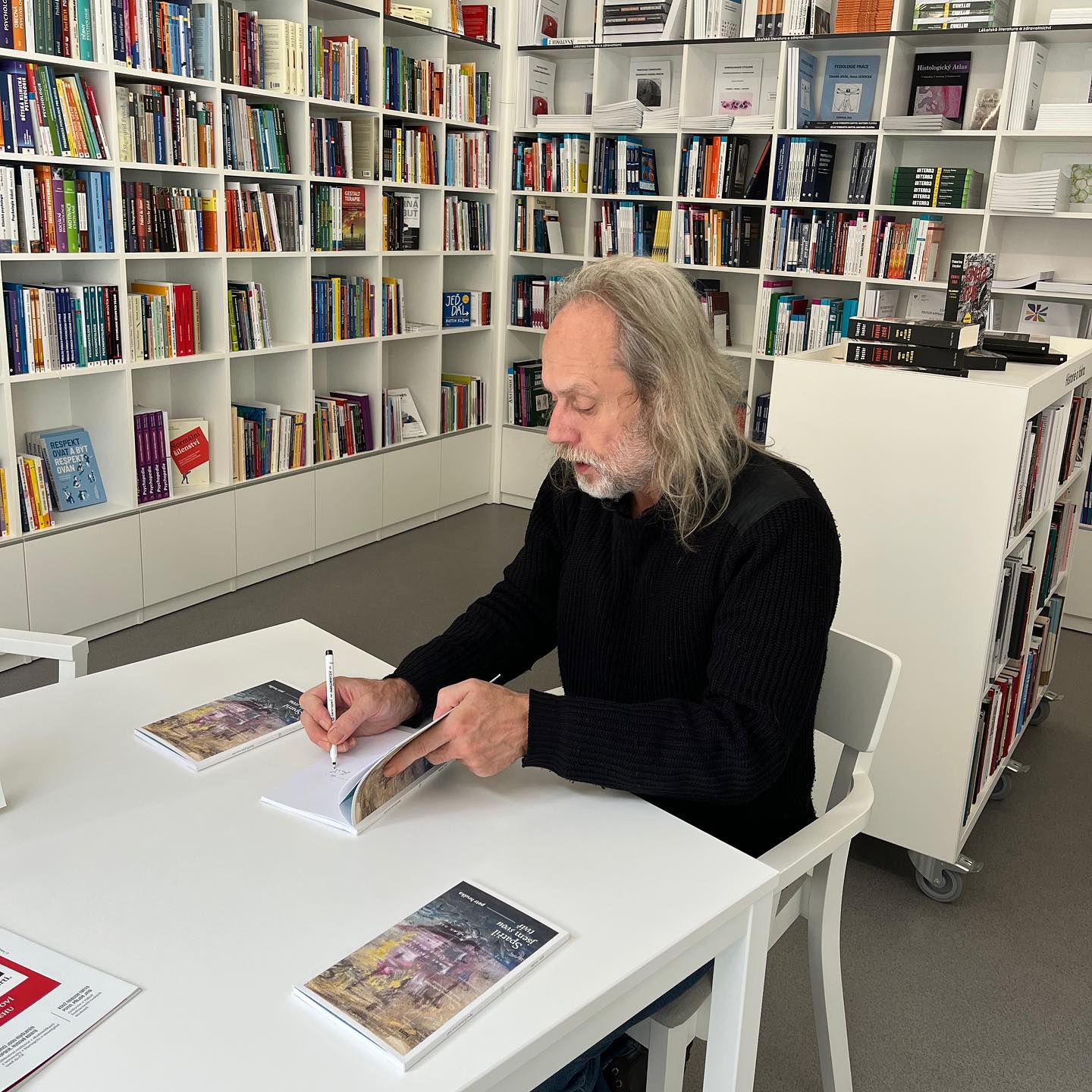 Filozofická fakulta je líhní skvělých prozaiků a&nbsp;básníků. Nechte se inspirovat k&nbsp;četbě