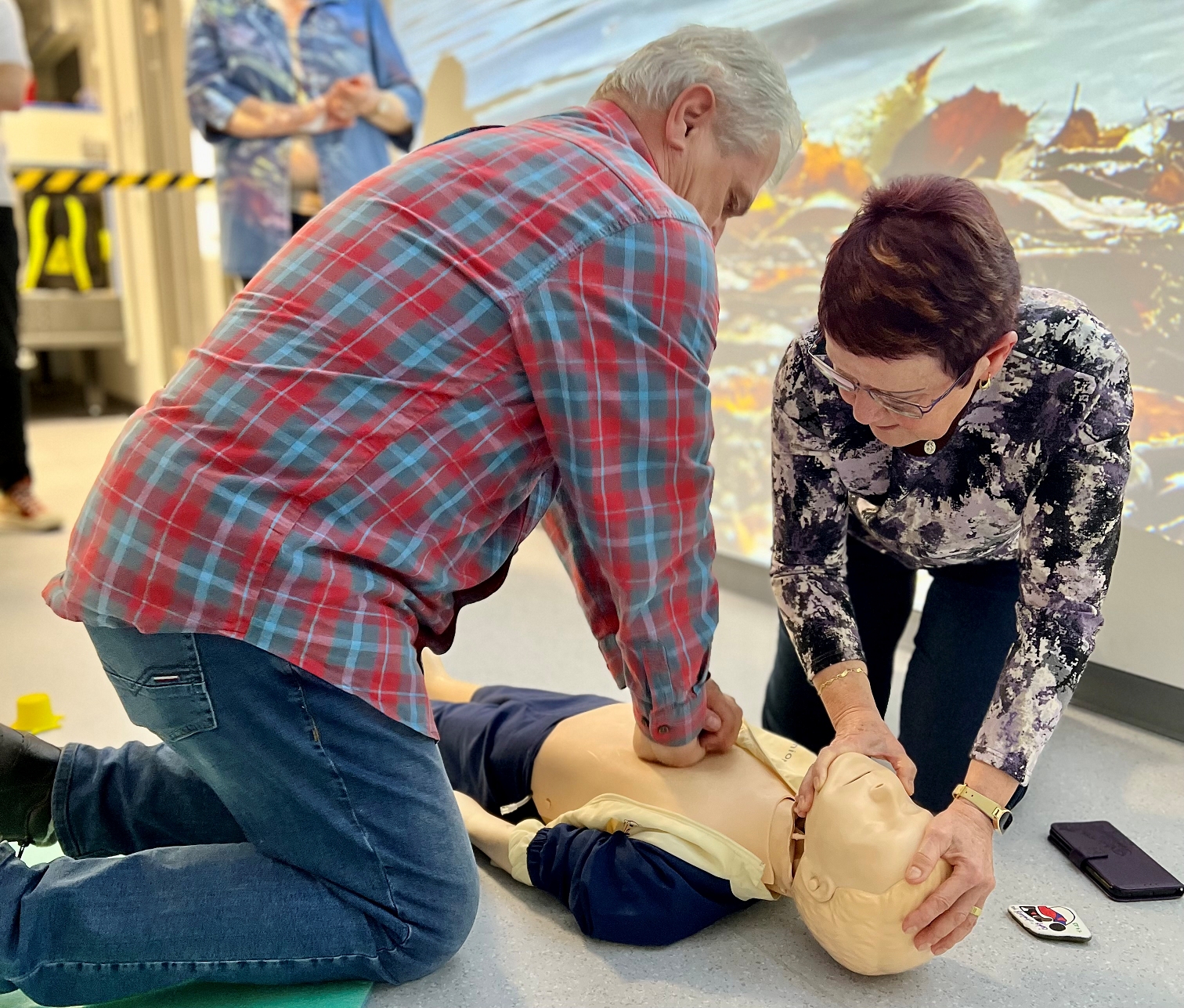 Poranění strunovou sekačkou i&nbsp;hypoglykemie. Účastníci Univerzity třetího věku otestovali v&nbsp;SIMLEKu své znalosti a&nbsp;dovednosti