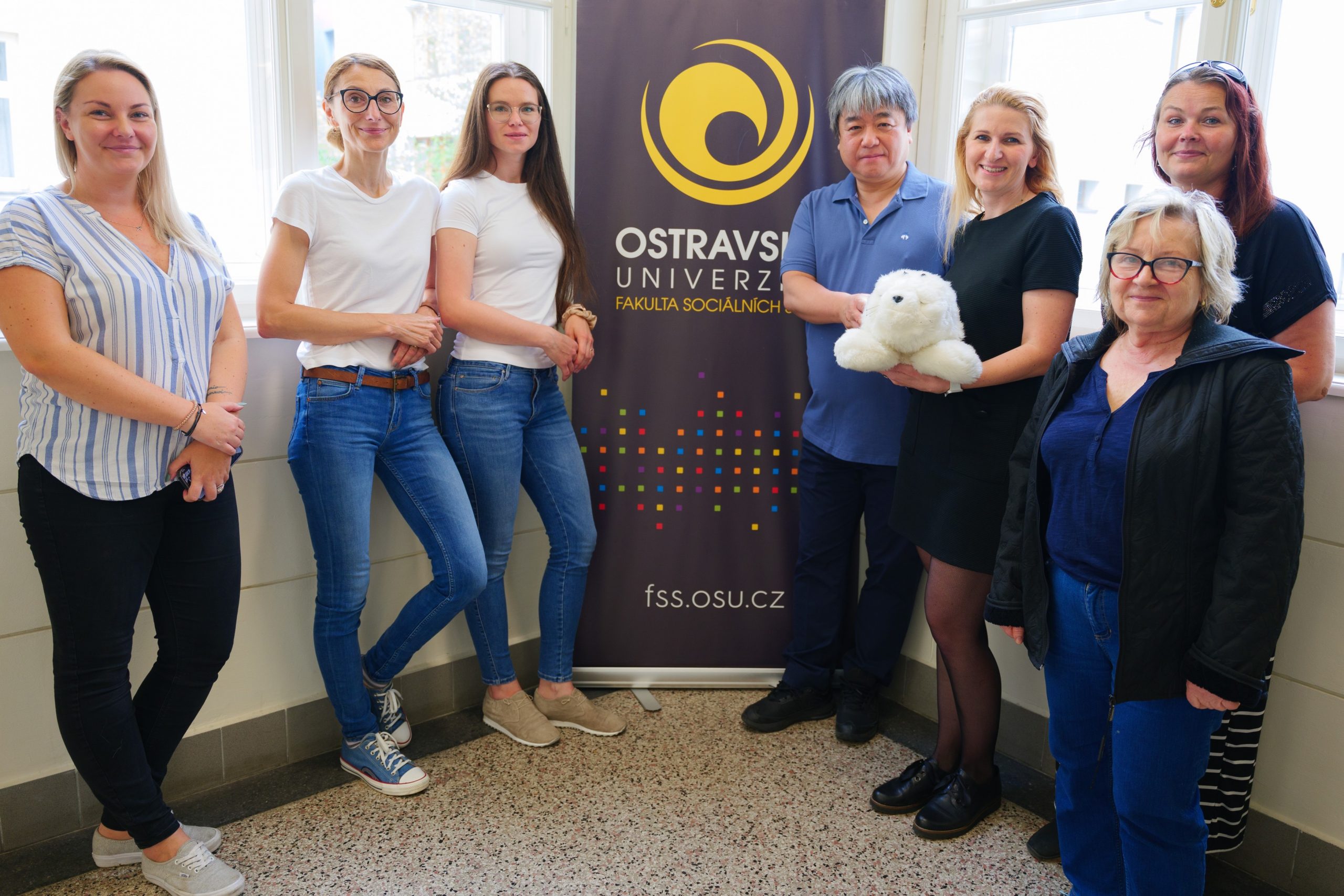 Vynálezce PARO robota Takanori Shibata navštívil FSS OU. Byl nadšený, jak se s&nbsp;robotickým tuleněm na fakultě pracuje