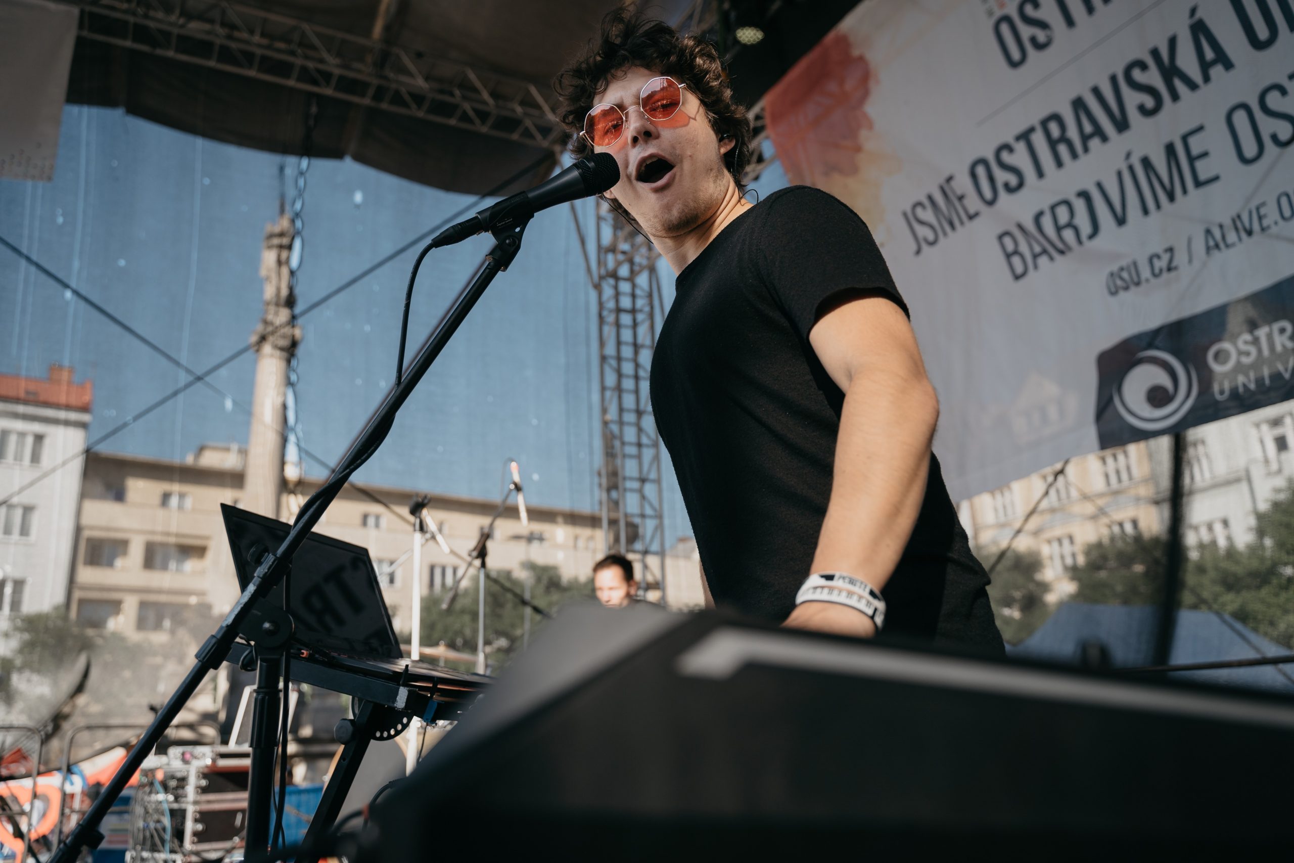 Přijďte ve středu na JSME OSTRAVSKÁ! odstartovat léto! Užijte si koncerty, workshopy i&nbsp;diskusní scénu