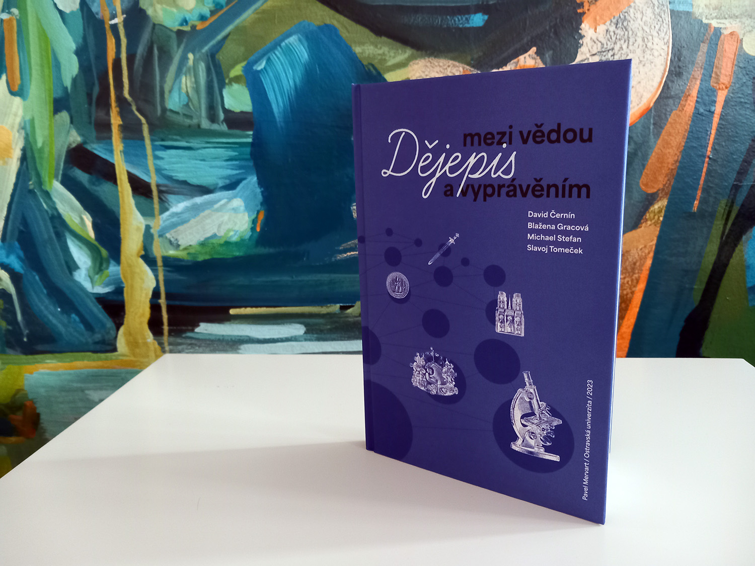 Znalost dějin je v&nbsp;dobách dezinformačních válek důležitější než kdykoli předtím. I&nbsp;proto vznikla kniha Dějepis mezi vědou a&nbsp;vyprávěním