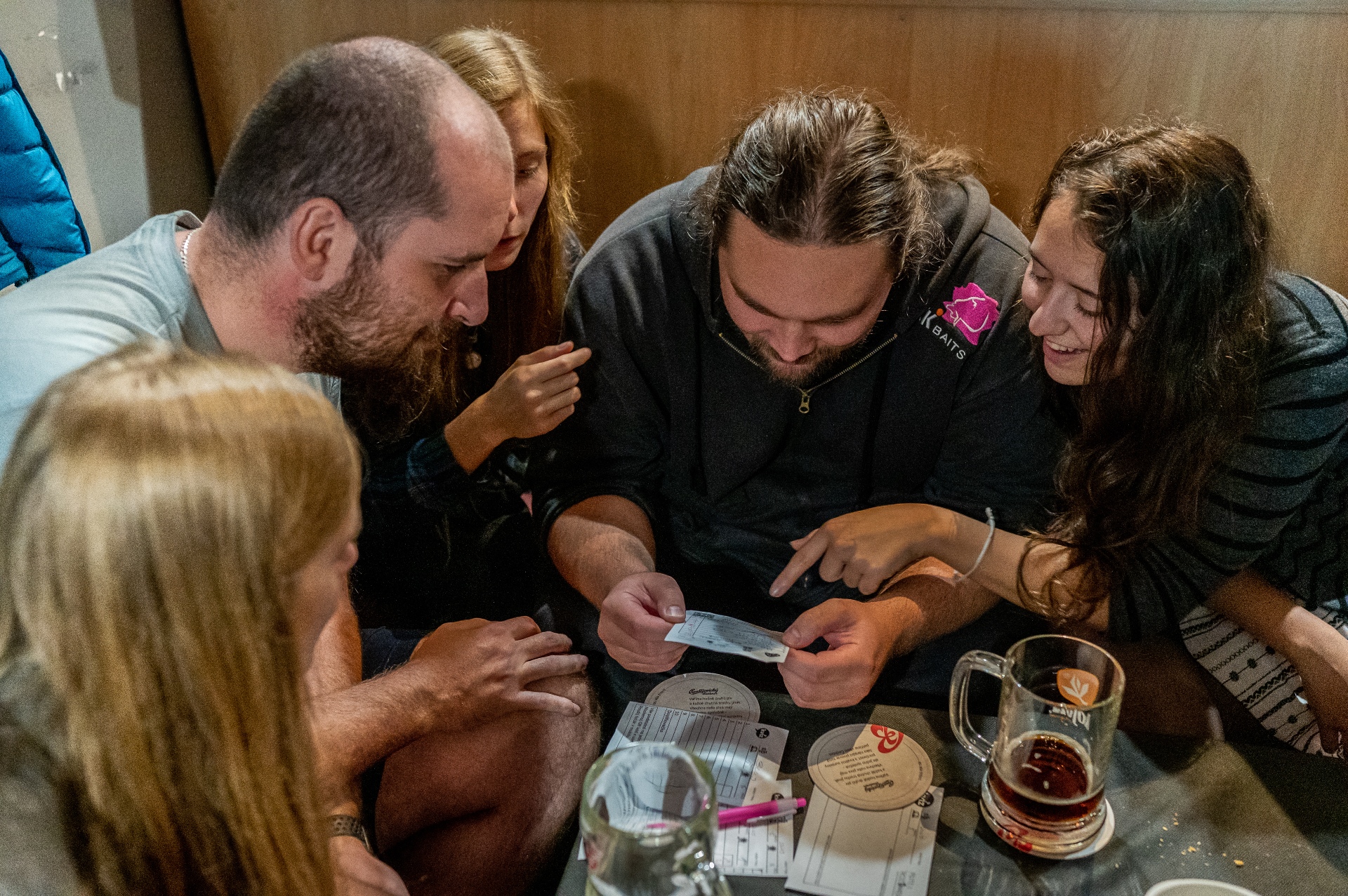 Večer plný vědecké zábavy nad sklenkou lahodného nápoje. Hospodský kvíz Noci vědců v&nbsp;Áčku už 2.&nbsp;října!