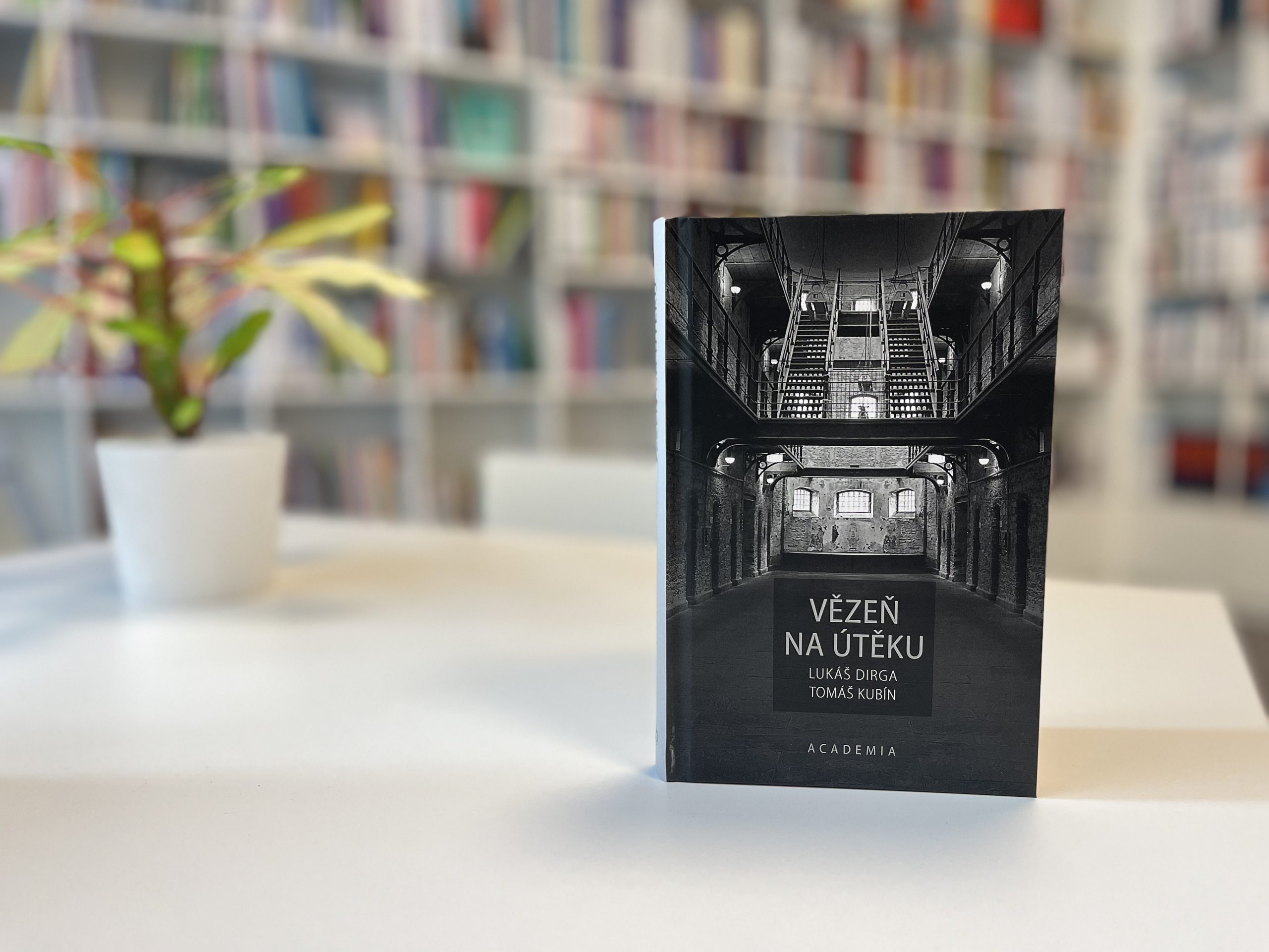 Vězeň na útěku. Beseda s&nbsp;autory knižní novinky v&nbsp;OUshopu už 8.&nbsp;prosince