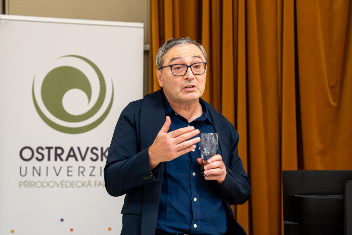 Světoznámý virolog Bukrinsky: Věřím, že nové léky přispějí ke zmizení viru HIV