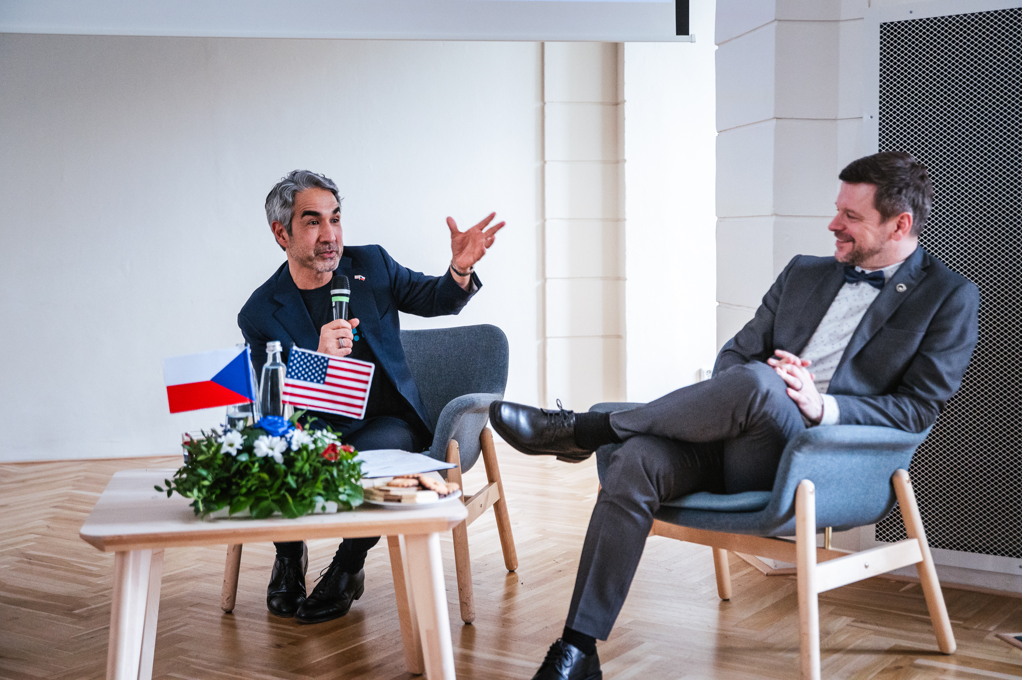 Velvyslanec USA Bijan Sabet hovořil na Ostravské univerzitě o&nbsp;své práci, politice i&nbsp;rodině