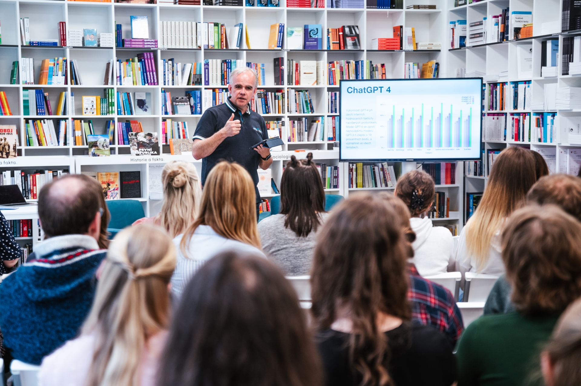 Jak na interaktivní prezentace a&nbsp;videa nebo poutavé grafiky? Přihlaste se na březnové kurzy digitálních technologií pro vysokoškolskou výuku
