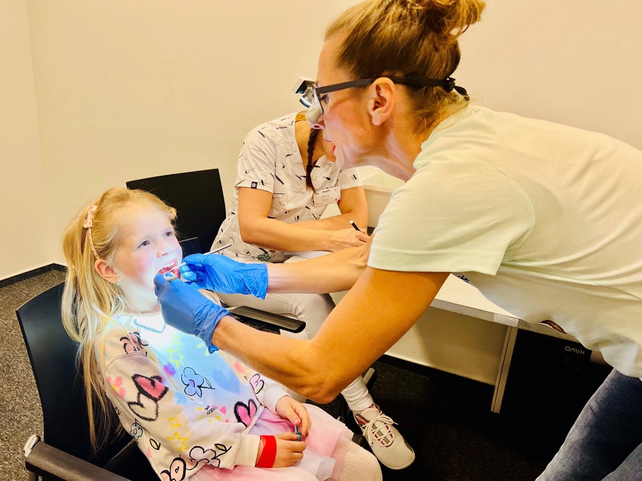 Světový den ústního zdraví odhalil více než tři stovky zubních kazů