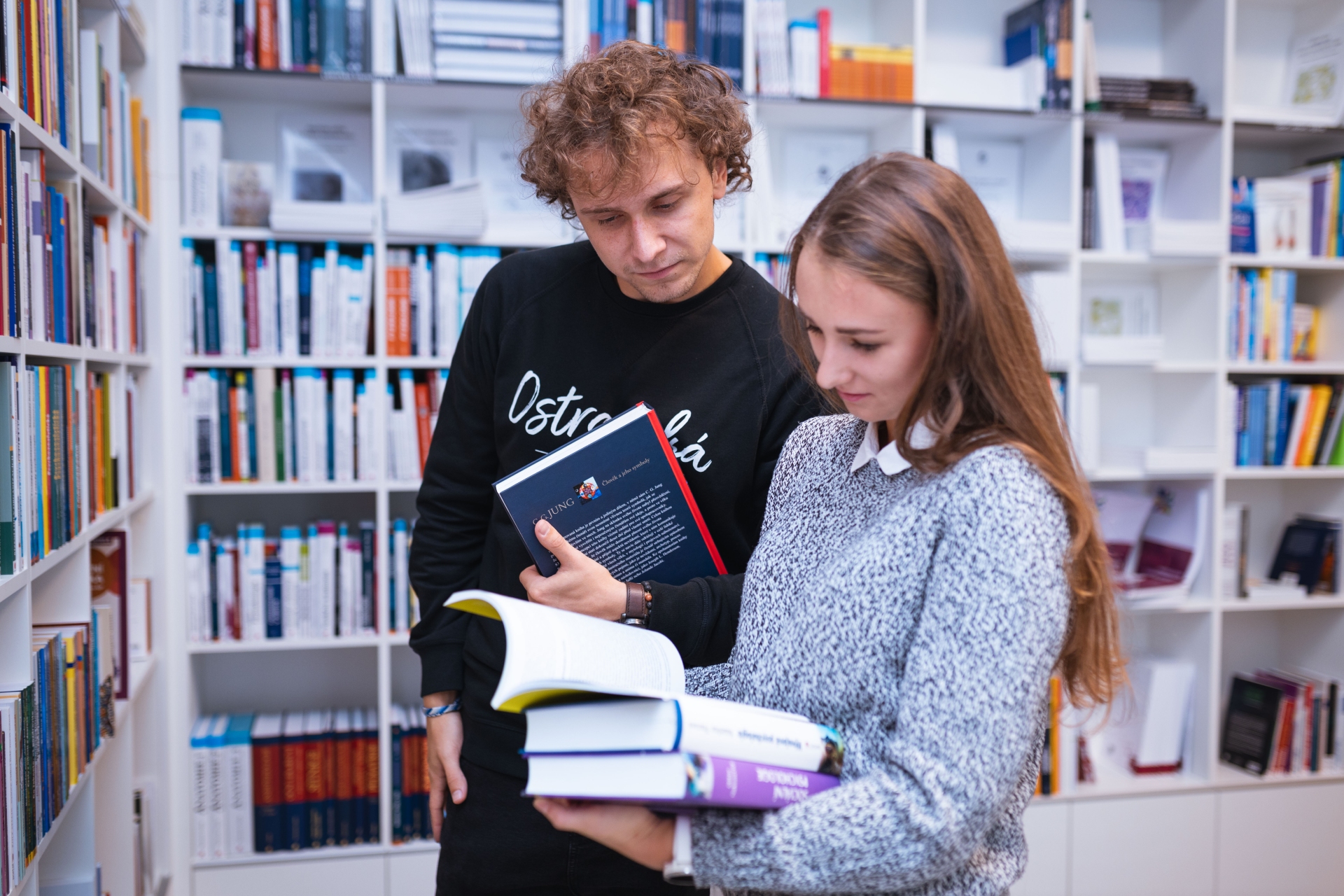 Čtenářské OUkénko #1: Jaké knihy si nenechat ujít v&nbsp;OUshopu?