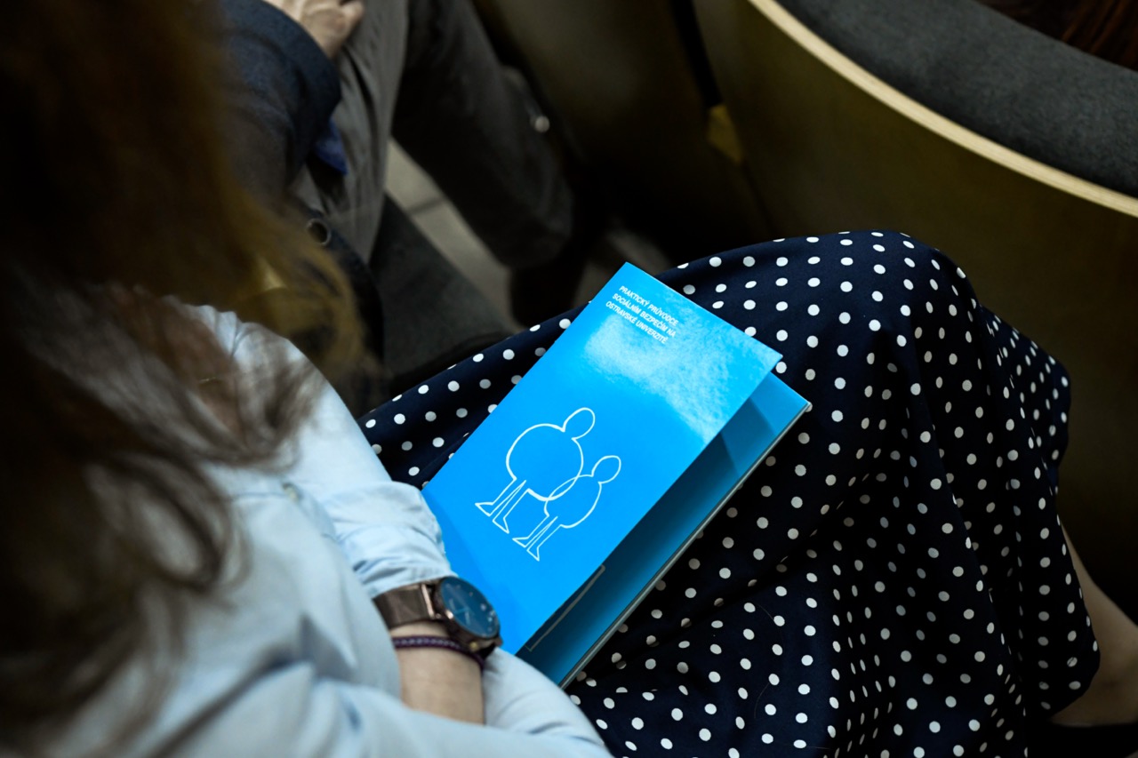 Přehrajte si druhé ze série videí Nemusíš – můžeš: Mě se to netýká