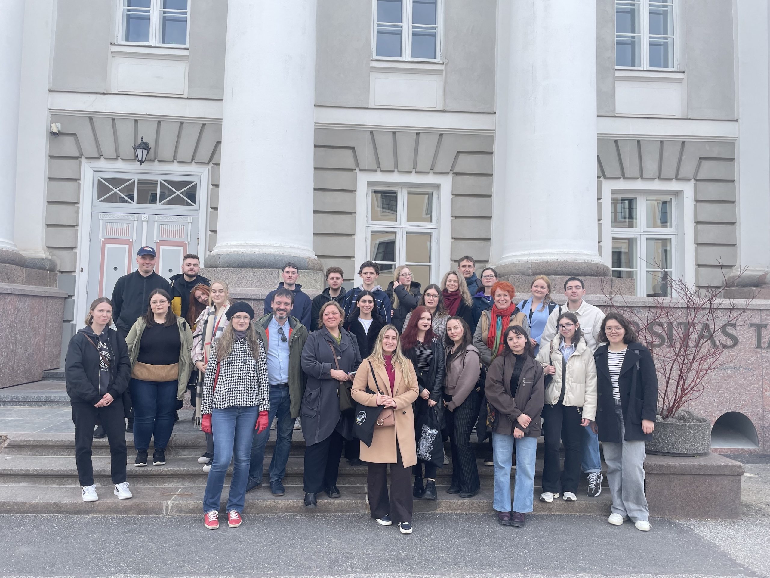 Studentky a&nbsp;studenti Ostravské zjišťovali, jak se Univerzita v&nbsp;Tartu a&nbsp;estonská společnost připravují na hybridní válku s&nbsp;Ruskem