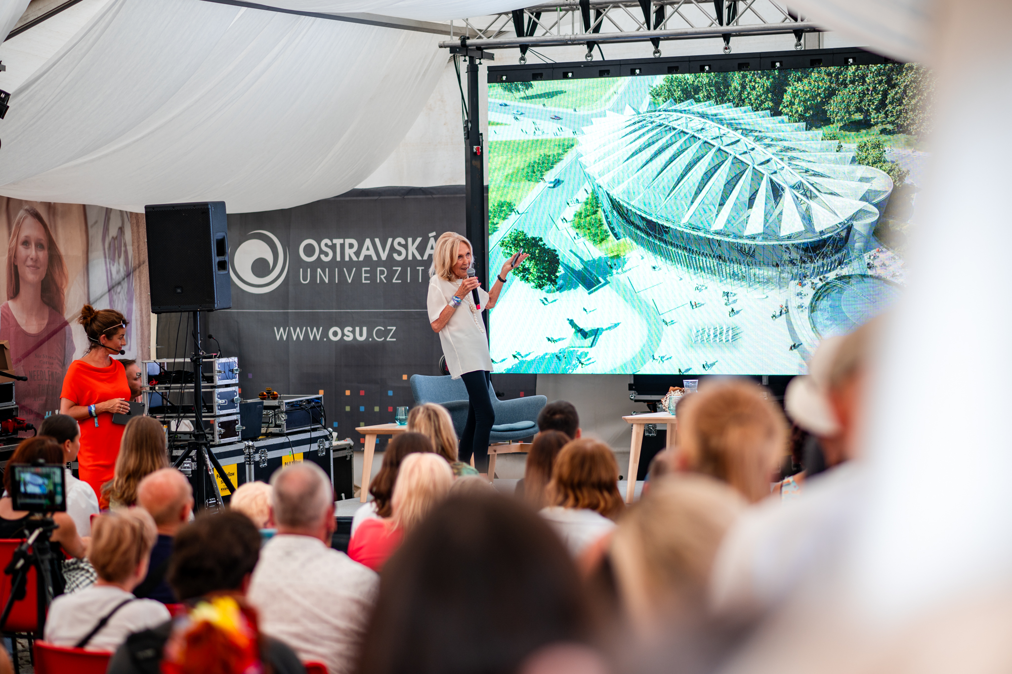 Festival Colours of Ostrava 2024 je za námi. Poslední den jsme řešili wellbeing i&nbsp;ostravskou architekturu s&nbsp;Evou Jiřičnou. Co Ostravská nabídla po&nbsp;čtyři dny?