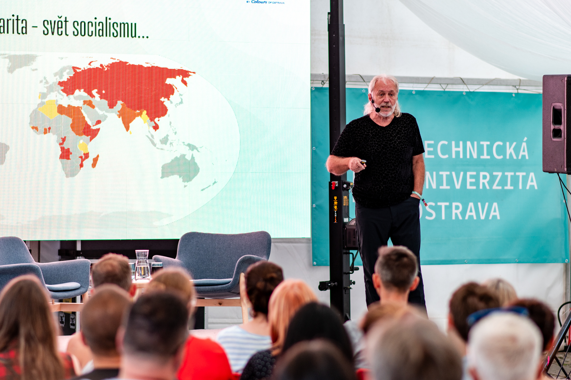 První den Colours of Ostrava je za námi! Dnes probereme téma rozvoje regionu, genové terapie i&nbsp;amerických voleb