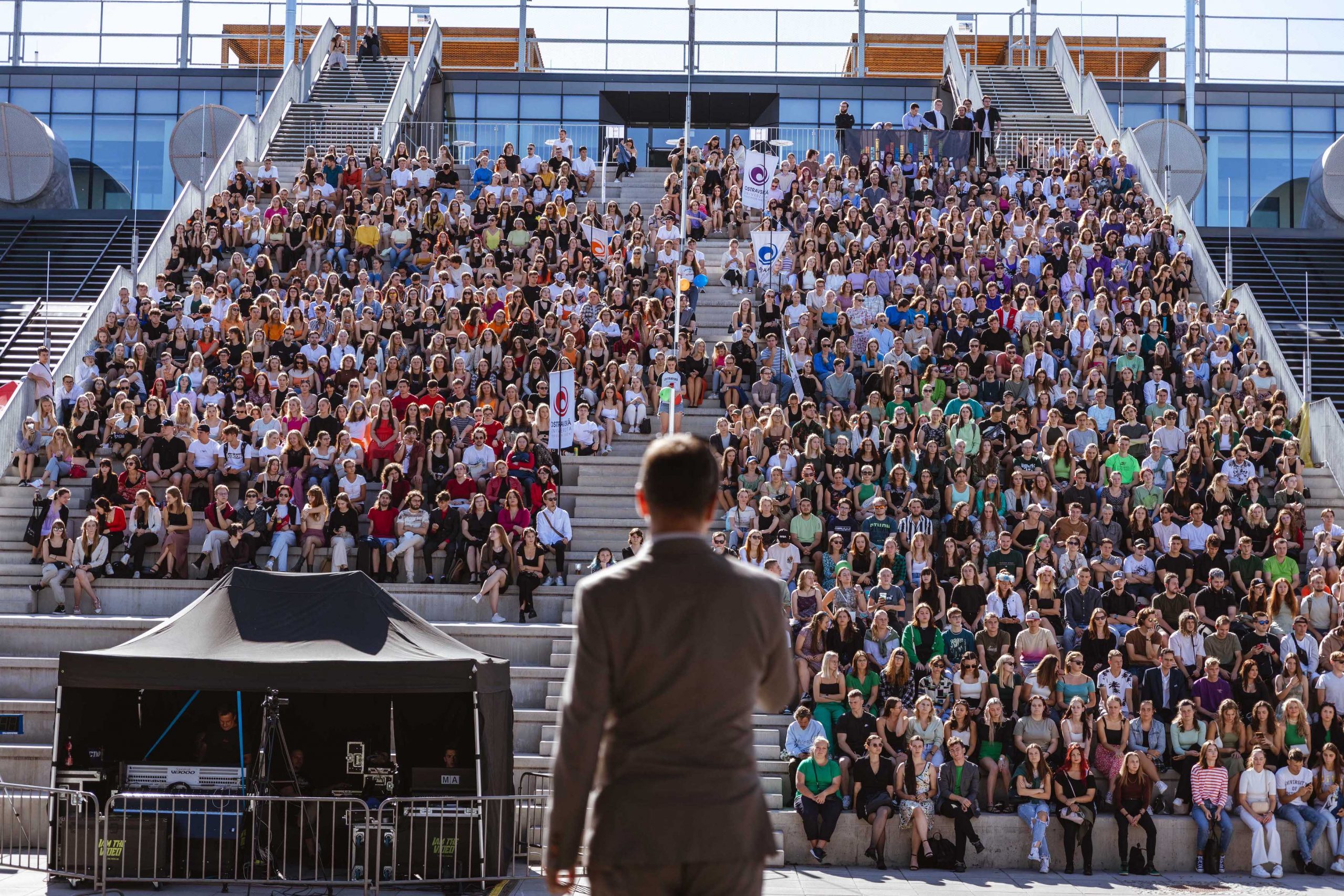 I letos na OUpeneru společně zahájíme nový akademický rok! Součástí bude imatrikulace prvních ročníků na schodech City Campusu OU