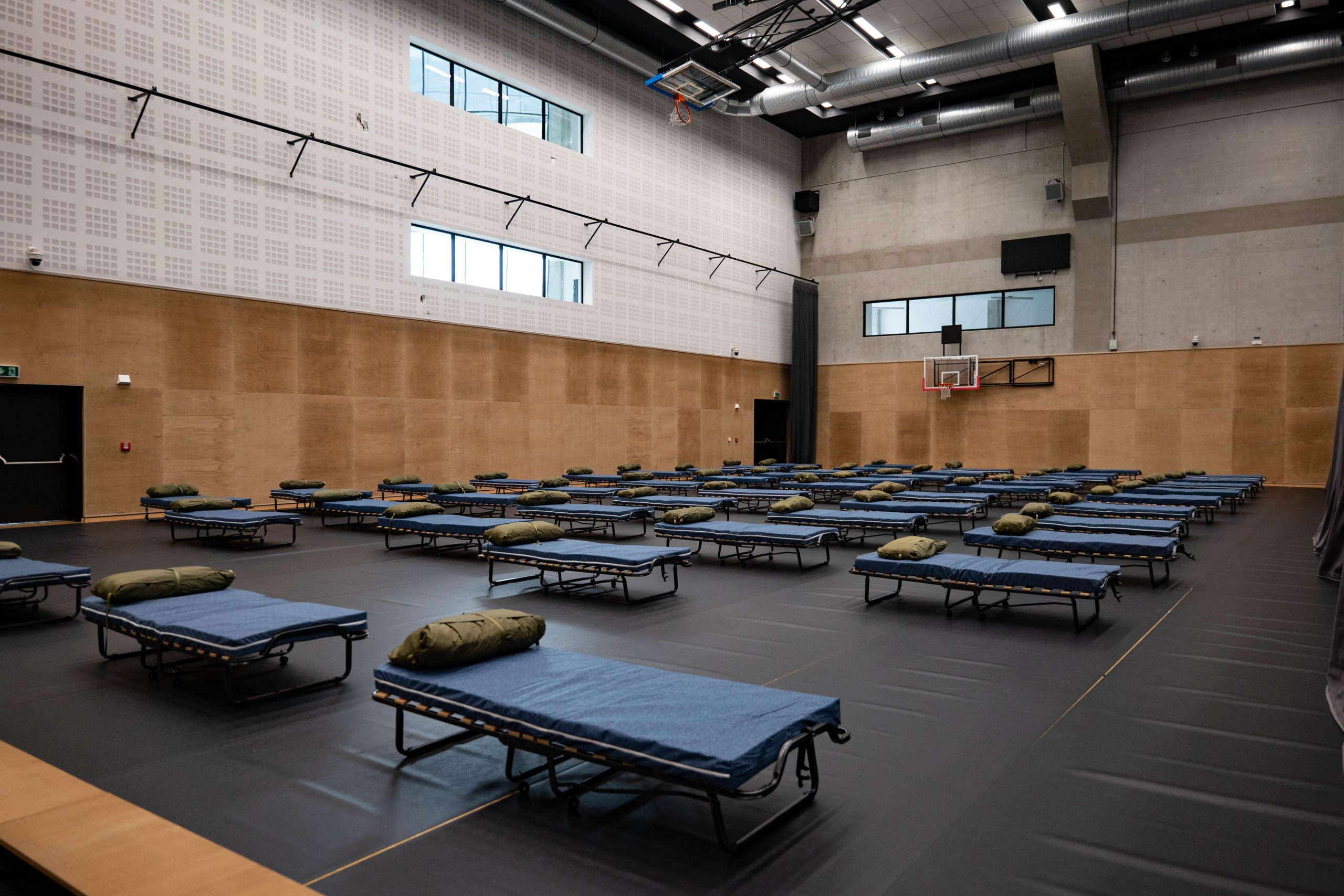 Dočasné evakuační centrum v&nbsp;City Campusu se stará o&nbsp;lidi ze zaplavené oblasti. Pomáhají dobrovolníci z&nbsp;řad Ostravské univerzity