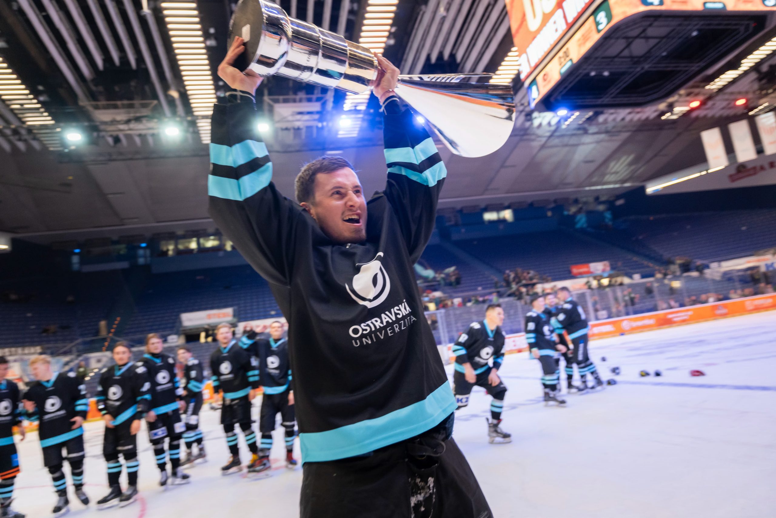 Reportáž: Hokejisté Ostravské univerzity otočili utkání a&nbsp;vyhráli nad VŠB-TUO 4:3 na nájezdy. Slaví tak vítězný hattrick