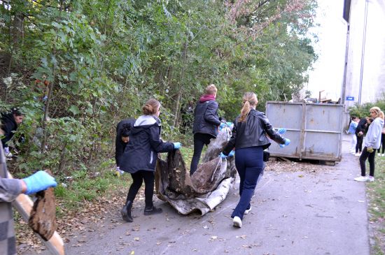 Týden udržitelnosti: Studující společně s místními uklidili ulici Jílová