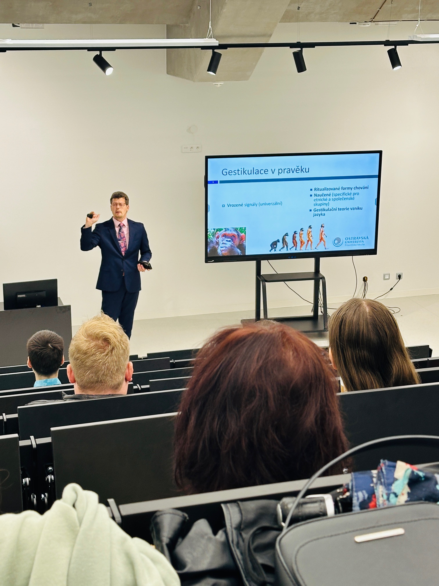 Proměňují se v&nbsp;čase, liší se v&nbsp;různých kulturách i&nbsp;kontextech. Gestům se věnuje Vítězslav Vilímek z&nbsp;Filozofické fakulty