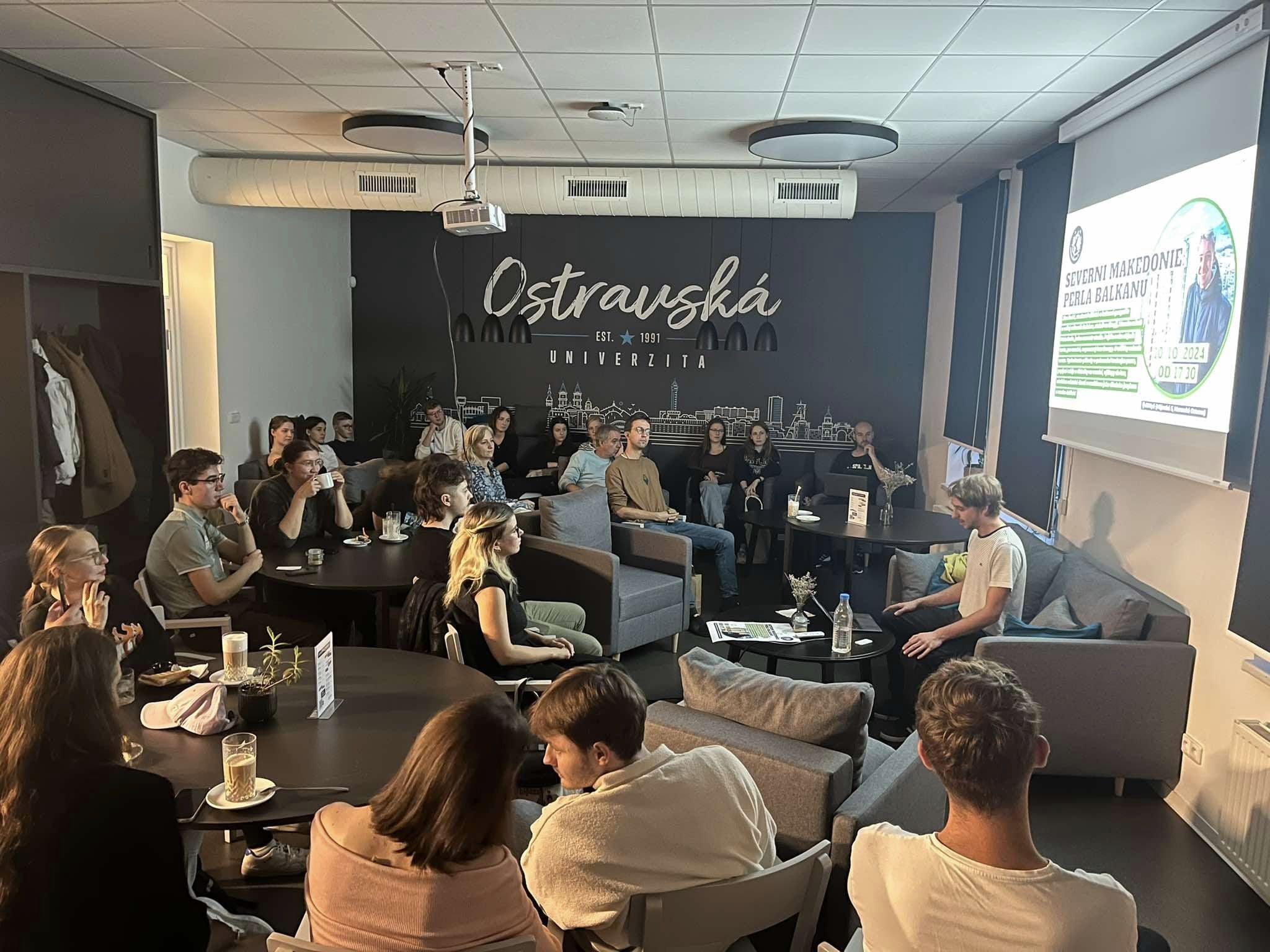 „Investice do cestování mě nedělá chudším, je to pro mě specifická zkušenost,“ říká student Jára Šnobl z&nbsp;Klubu cestovatelů OU