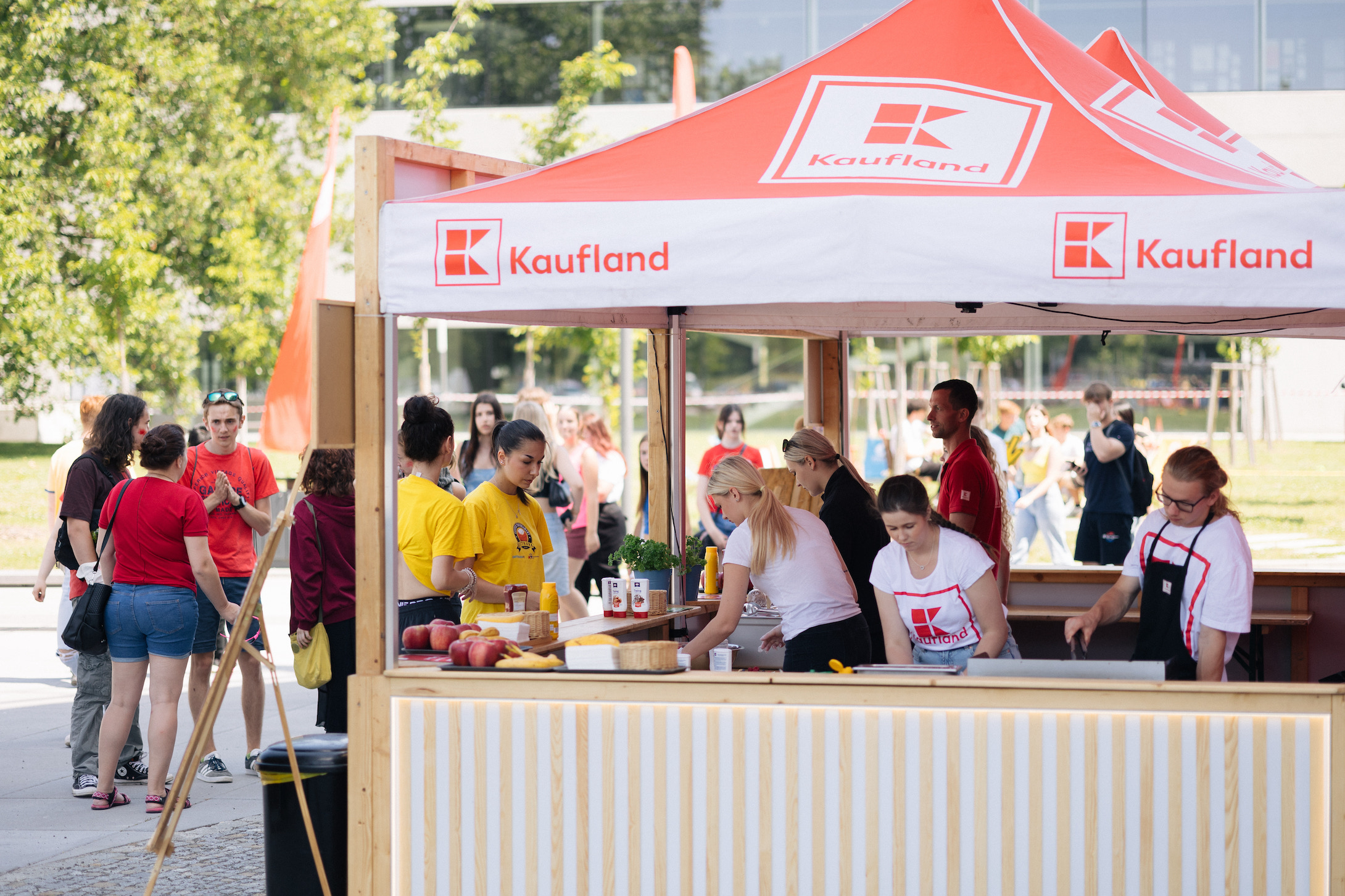 Univerzitní akce s&nbsp;partnery v&nbsp;zádech