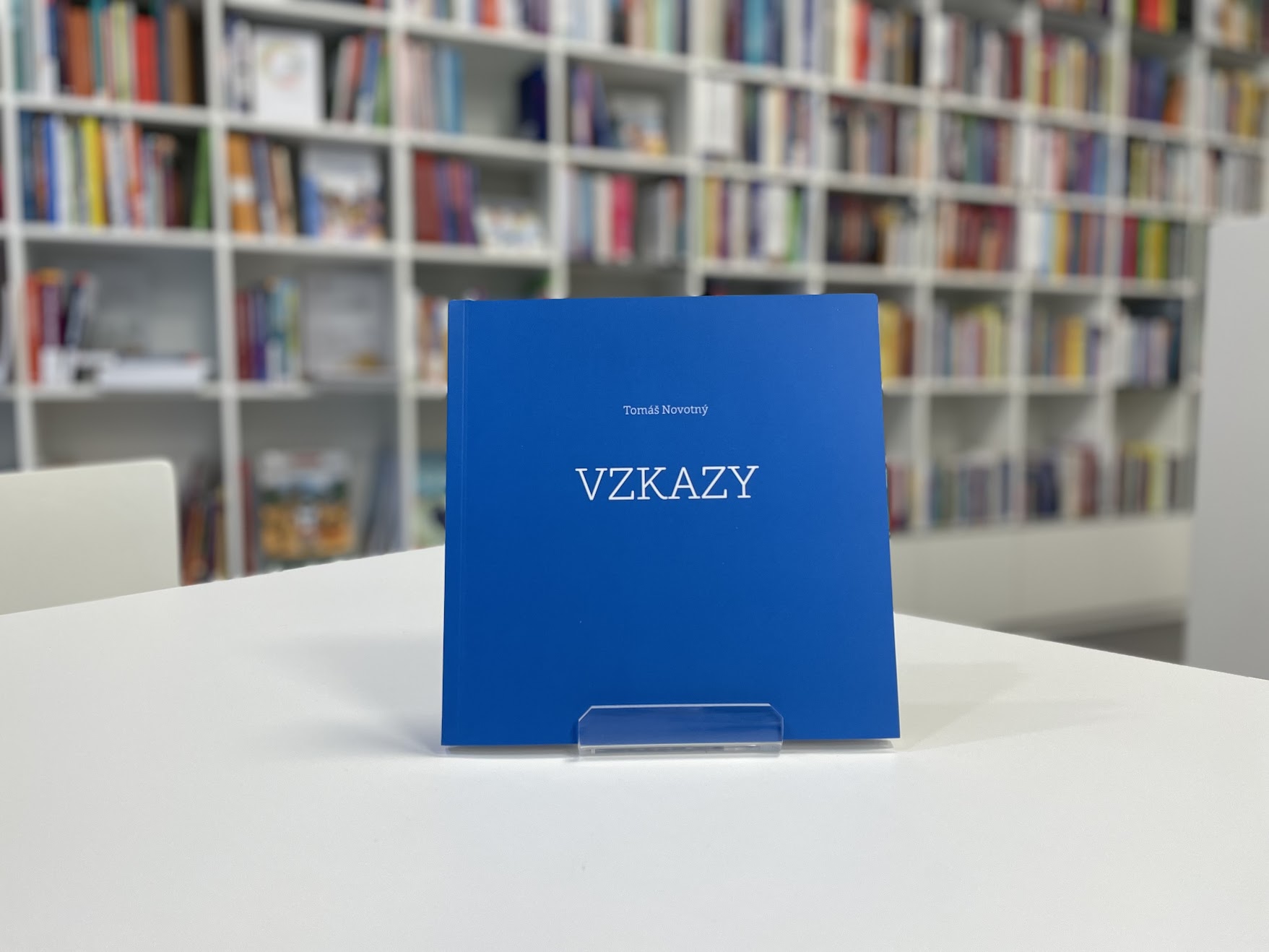 Vzkazy působí jako klidný ostrov lidskosti. Recenze nové sbírky veršů Tomáše Novotného