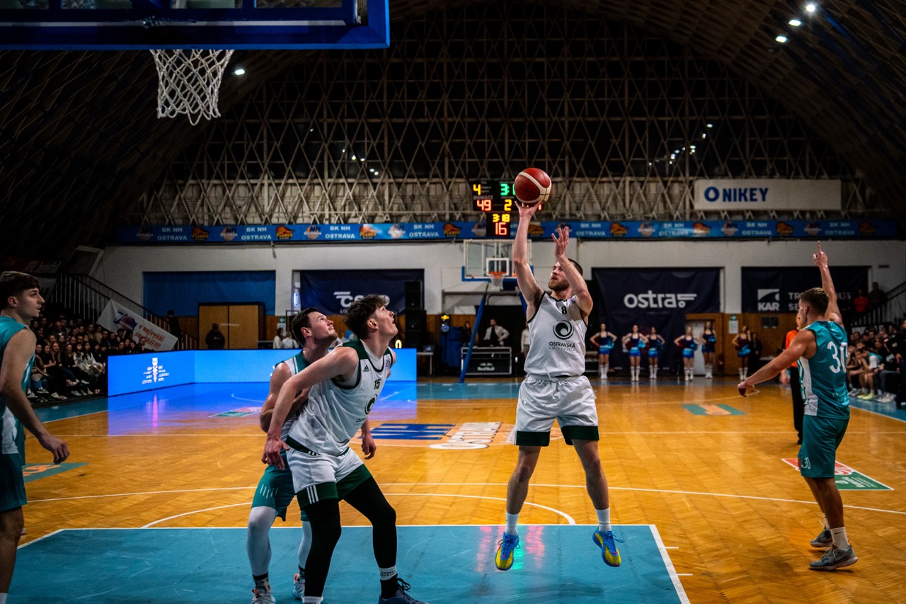 Basketbalisté Ostravské univerzity na vítězné vlně. Šestý duel s&nbsp;VŠB-TUO ovládli 100:84