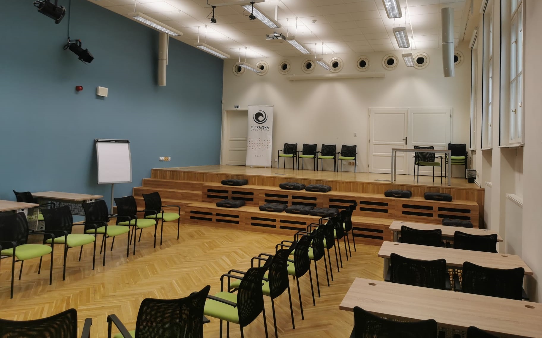 Komorní sál v&nbsp;budově Fakulty sociálních studií nabízí prostor ke studiu i&nbsp;setkávání